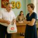 В день развода после 30 лет брака муж дал пакет и сказал: «Открой через год». Открыла — и онемела…